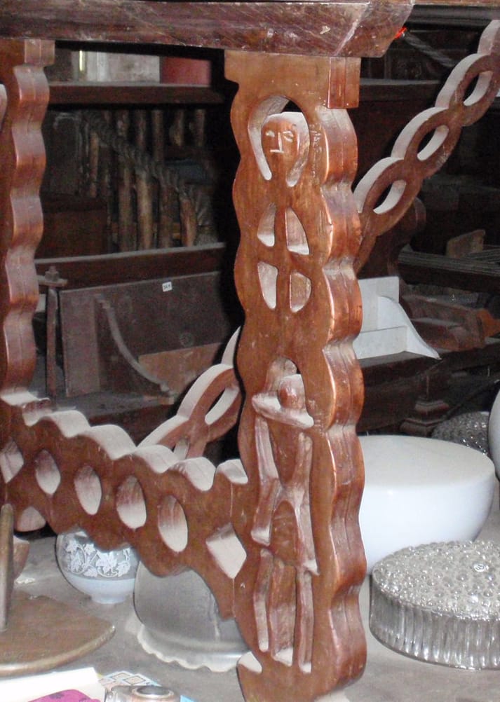 Mesa de lira, patas y fiadores calados de madera.